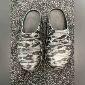 OOFOS OOcloog Limited Edition Camo Recovery Clogs Mens Size 7 Womens Siz…